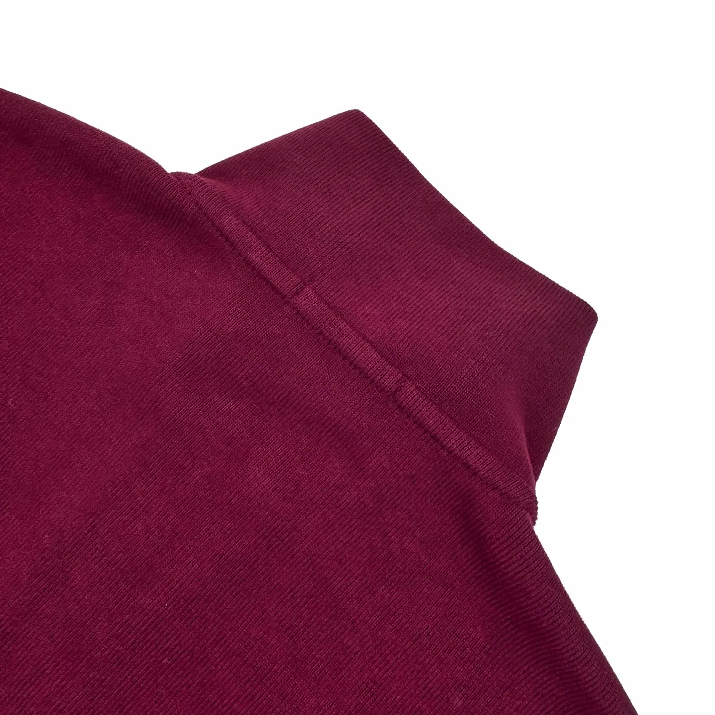 P340 Ralph Lauren colorful pony embroidered half-turtleneck sweatshirt. The original version was purchased for 1,690. The fabric is made of custom-made Yayun essence cotton velvet. It is soft and silky, comfortable and close to the skin. It is based on low-saturated brown and red and incorporates a hint of mystery in purple. The exquisite colorful pony logo jumps into burgundy and brings focus. It is highly recognizable. Simple and smooth lines outline the overall outline. The half-zipper design is sublimated. The leather tab of the zipper head is aged and slightly raw edges are retained. Hidden in the unintentional beauty, in the name of design, we create a new fashion realm for sweatshirts, using imported machine embroidery technology. We use advanced computer control systems and precision mechanical components to realize pony logo embroidery operations with high precision. The lines are smooth and delicate, and the fabrics have been washed. It has a better hand feel and texture. It is not easy to deform, shrink or fade, and maintains long-term beauty. Size:S-M-L-XL